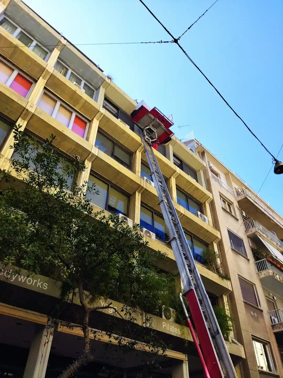 Μετακομίσεις με Ανυψωτικό Μηχάνημα